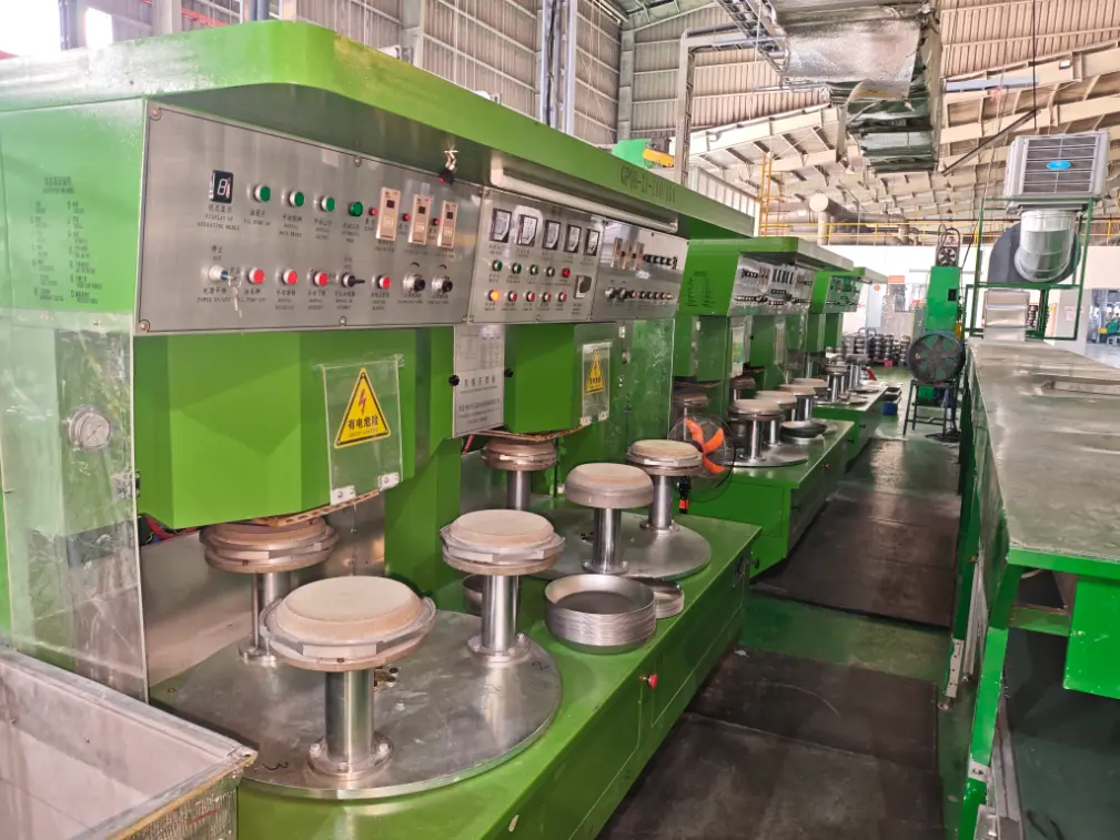 Машына для паяння асновы кухоннага посуду ўстаноўлена за мяжой.